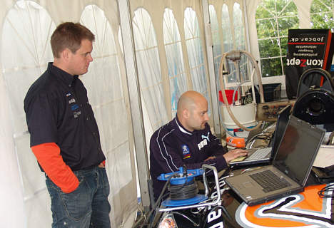 David Falch og Michael Zohar fejlsøger på Spider'en.